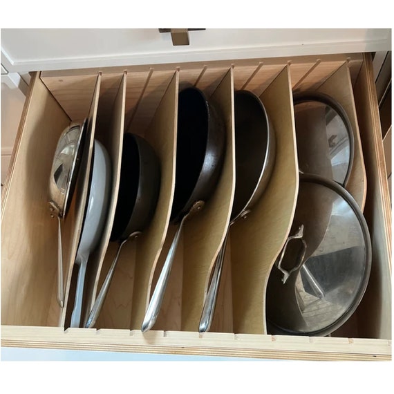 Inserto de almacenamiento para sartenes y utensilios de cocina de madera de cedro rojo Referee con