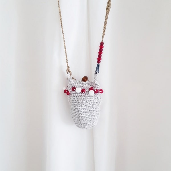 Sac gemme et amulette #14 en lin gris perlée rouge et blanc