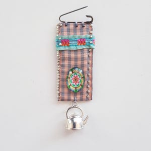 Broche je vous offre un thé? joli galon, amusant, cadeau pour elle, cadeau pour moi, cadeau de fêtes, grigri, amulette, porte bonheur, amigos