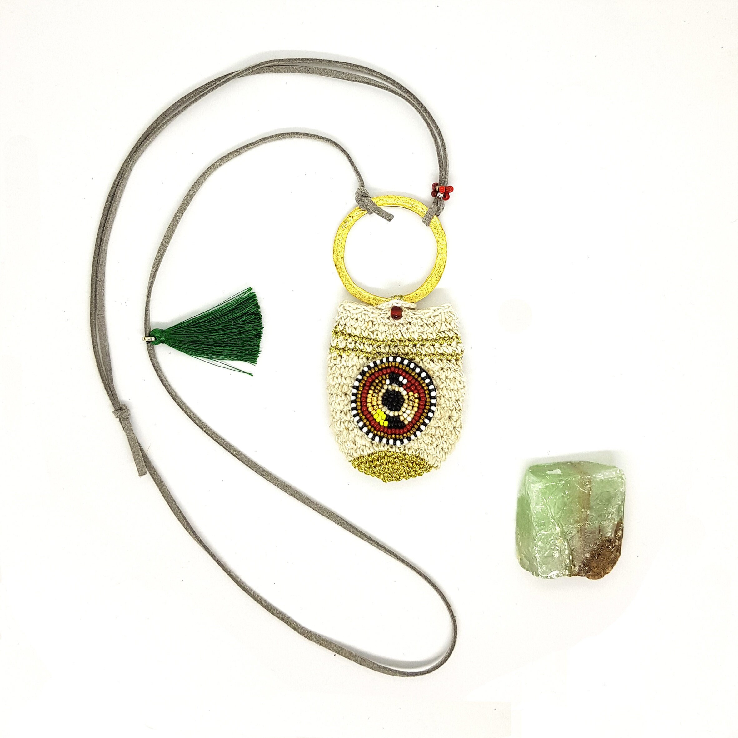 Sac Amulette #27 Ortie Blanchie Cercle Or Bouton Perlé