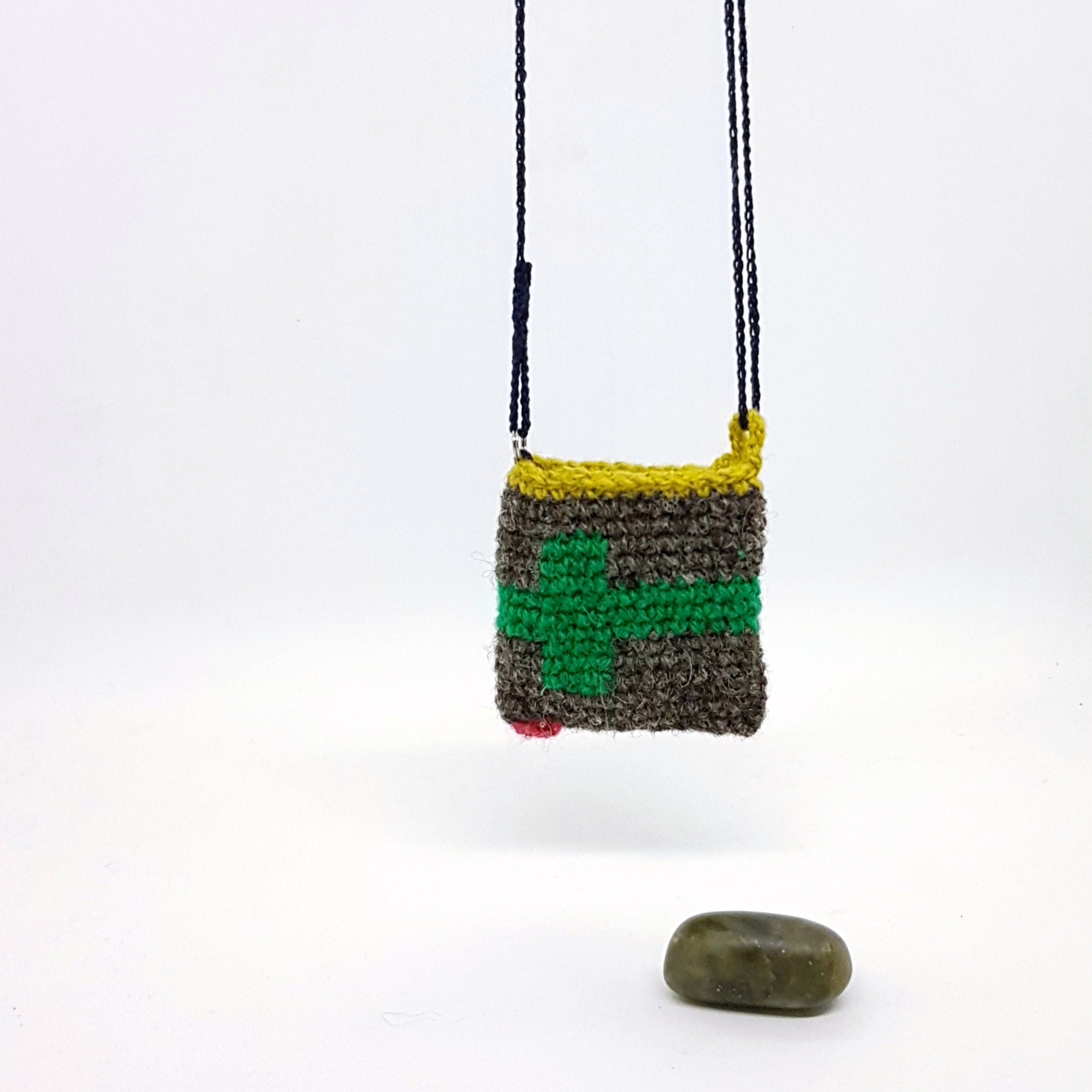 Sac Amulette #23 Laine Gris Anthracite Croix Verte Medecine Douce