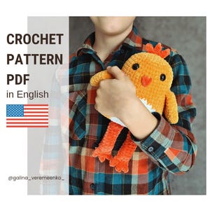 Könnte beinhalten: Ein Häkelmuster-PDF in englischer Sprache zum Erstellen eines niedlichen orange-weißen Hühner-Amigurumi-Spielzeugs. Das Muster enthält Anweisungen zum Häkeln des Körpers, der Beine, des Schnabels und der Augen des Hähnchens.