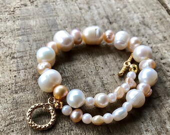 Pulsera bohemia de perlas de agua dulce: joyería art déco hecha a mano con cristales curativos.