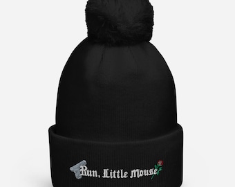 Corre, ratoncito - Gorro con pompón bordado de Haunting Adeline con licencia oficial
