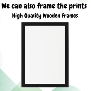 K&ouml;nnte beinhalten: Ein schwarzer Rahmen mit wei&szlig;em Innenraum. Der Text oben lautet "We can also frame the prints" und der Text unten lautet "High Quality Wooden Frames". Der Hintergrund hat gr&uuml;ne und wei&szlig;e geometrische Formen.