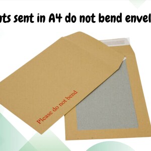 K&ouml;nnte beinhalten: Zwei braune Papierumschl&auml;ge, einer davon ge&ouml;ffnet, mit dem Text &bdquo;Prints sent in A4 do not bend envelope&ldquo; oben. Der Satz &bdquo;Please do not bend&ldquo; ist rot auf der unteren rechten Ecke des Umschlags aufgedruckt.