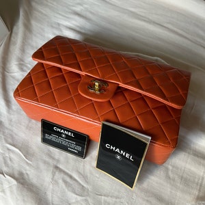 Borsa Chanel Classic M in pelle di agnello color arancio scuro e zucca