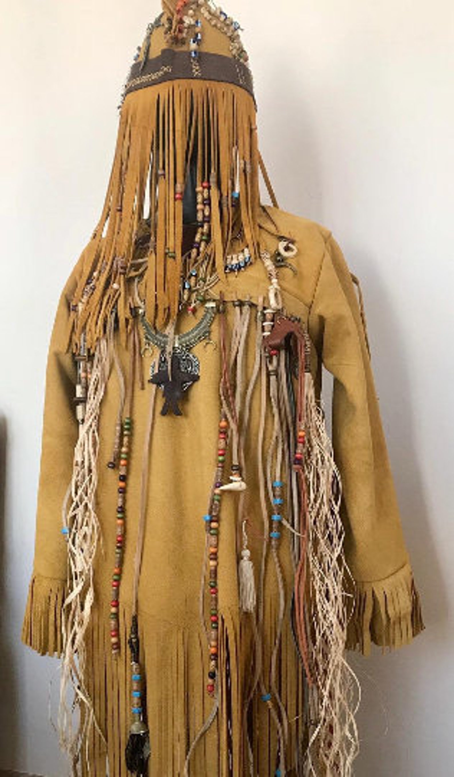 Головной убор шаманов ханты манси. Шаманский костюм эвенки. Якутский национальный костюм шаманки. Шаманский костюм народов сибири. Алтайский шаманизм музей.