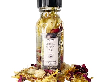 Könnte beinhalten: Eine kleine Glasflasche gefüllt mit Öl und getrockneten Blumen. Das Etikett lautet "No.24 Goddess of Love Oil" und "New Moon Oils 15mL".