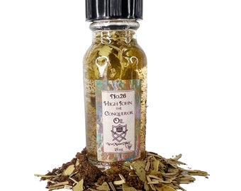 Peut inclure: Une petite bouteille en verre transparente avec un bouchon noir remplie d'un liquide doré. La bouteille porte une étiquette sur laquelle est inscrit "No.26 High John the Conqueror Oil" et "New Moon Oils 15mL". La bouteille est posée sur un tas d'herbes séchées.