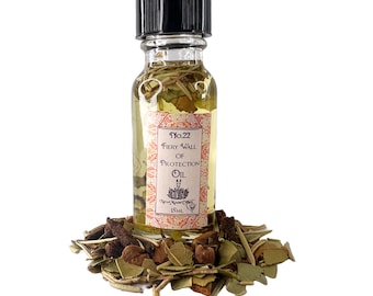 Könnte beinhalten: Eine kleine Glasflasche mit schwarzem Verschluss, gefüllt mit einer gelben Flüssigkeit. Die Flasche trägt ein Etikett mit der Aufschrift "No. 22 Fiery Wall of Protection Oil" und "New Moon Oils 15mL". Die Flasche steht auf einem Haufen getrockneter Kräuter.