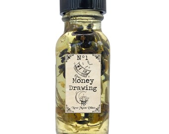 Peut inclure: Une petite bouteille en verre remplie d'un liquide clair et d'herbes. La bouteille a un bouchon noir et une étiquette qui indique "No. 1 Money Drawing New Moon Vibes".