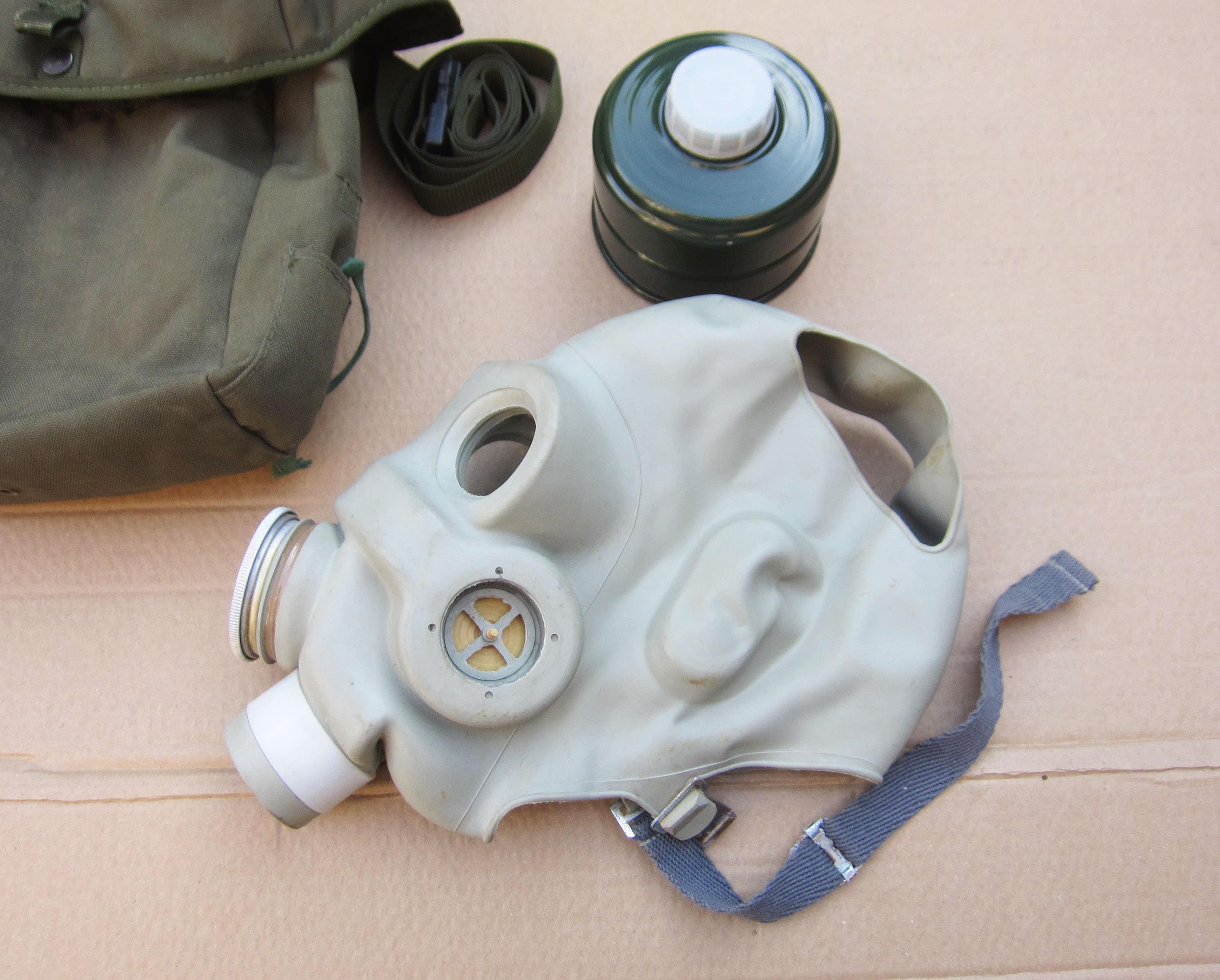 Masque à gaz militaire russe soviétique de la guerre froide GP-5 Kit  complet Véritable surplus de protection respiratoire cartouche filtrante  moderne de l'OTAN NOUVEAU Halloween -  France