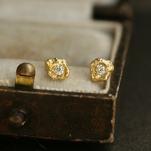Delikatne kolczyki z diamentami z 18-karatowego złota: z recyklingowanego żółtego złota