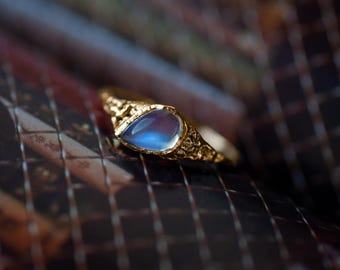 Anel de pedra da lua arco-íris em ouro amarelo 9k ou 18k – joias delicadas e orgânicas