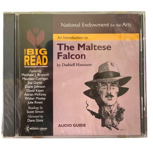 Puede incluir: Una caja de CD con fondo rosa y una ilustración en blanco y negro de un hombre con un sombrero fedora. El texto en la caja dice "National Endowment for the Arts", "An Introduction to The Maltese Falcon", "by Dashiell Hammett", "The Big Read", "Audio Guide", y "Museum Library Services".