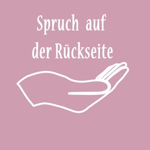K&ouml;nnte beinhalten: Ein rosa Hintergrund mit wei&szlig;em Text und einer Handgrafik. Der Text lautet "Spruch auf der R&uuml;ckseite". Die Hand ist in einem einfachen, umrissartigen Stil gezeichnet und scheint etwas zu halten.