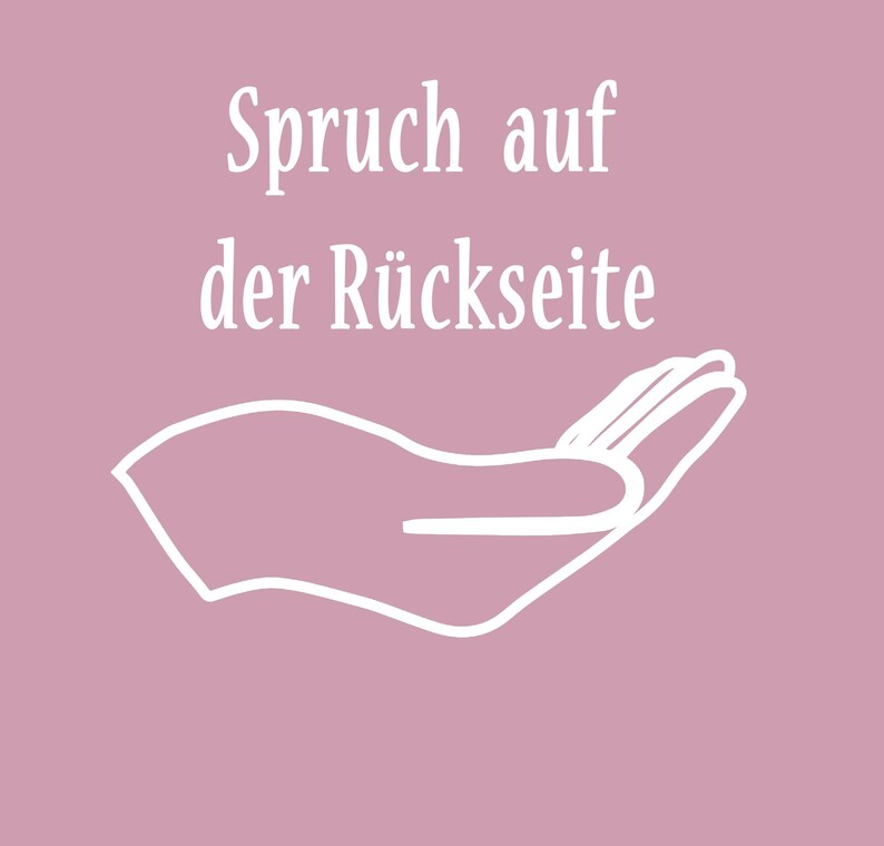 K&ouml;nnte beinhalten: Ein rosa Hintergrund mit wei&szlig;em Text und einer Handgrafik. Der Text lautet "Spruch auf der R&uuml;ckseite". Die Hand ist in einem einfachen, umrissartigen Stil gezeichnet und scheint etwas zu halten.