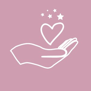 Könnte beinhalten: Weißes Strich-Design auf rosa Hintergrund, das eine Hand zeigt, die ein Herz mit Sternen darüber hält. Herz und Sterne sind weiß umrandet, was ein schlichtes, elegantes Design ergibt. Das Bild eignet sich für Themen wie Liebe, Fürsorge und Unterstützung.