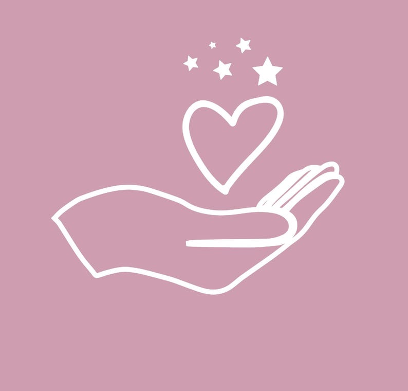 K&ouml;nnte beinhalten: Wei&szlig;es Strich-Design auf rosa Hintergrund, das eine Hand zeigt, die ein Herz mit Sternen dar&uuml;ber h&auml;lt. Herz und Sterne sind wei&szlig; umrandet, was ein schlichtes, elegantes Design ergibt. Das Bild eignet sich f&uuml;r Themen wie Liebe, F&uuml;rsorge und Unterst&uuml;tzung.