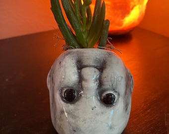 Kuslig upp och nervänd Kewpie-blomkruka