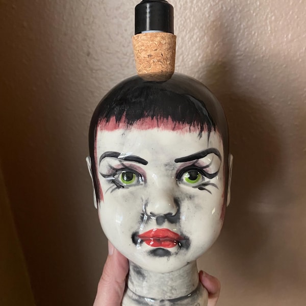 Dispensador de jabón con cabeza de muñeca