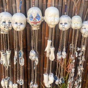 Handgefertigte gruselige Puppenkopf-Glockenspiele