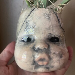 Zombie baby head planteringskärl bild 6