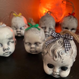 Gruseliger Puppenkopf 9 cm mit festlichen Ornamenten