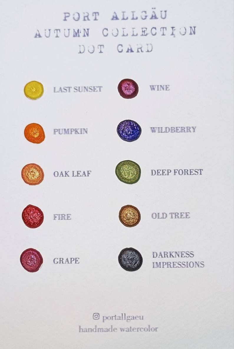 Peut inclure: Une carte blanche pr&eacute;sentant un nuancier de points d'aquarelle. Le texte "PORT ALLG&Auml;U AUTUMN COLLECTION DOT CARD" est imprim&eacute; en haut. Chaque point de couleur est &eacute;tiquet&eacute; avec un nom comme "LAST SUNSET" et "WINE". Le bas de la carte porte le texte "portallgaeu handmade watercolor".