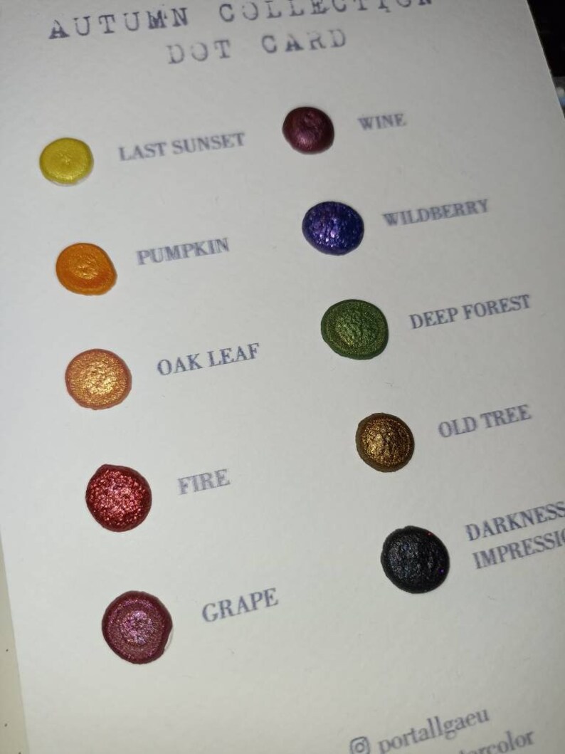 Peut inclure: Une carte de points de la collection Automne avec des &eacute;chantillons d'aquarelle. La carte pr&eacute;sente des couleurs telles que Last Sunset, Pumpkin, Oak Leaf, Fire, Grape, Wine, Wildberry, Deep Forest, Old Tree et Darkness Impression.