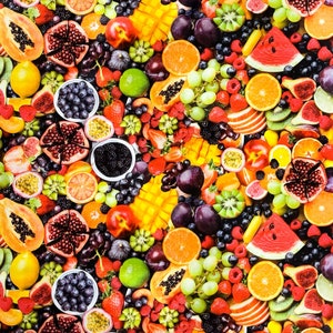 Può includere: Uno schema vibrante e colorato che presenta una varietà di frutta, verdura e altri elementi naturali. Lo schema include fragole rosse, uva verde, limoni gialli, arance arancioni, prugne viola e molti altri frutti e verdure.