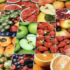 Può includere: Un collage di vari frutti e bacche, tra cui anguria, fragole, mele, arance, uva e uva spina. I frutti sono disposti in una griglia, con ogni frutto che occupa un quadrato separato.