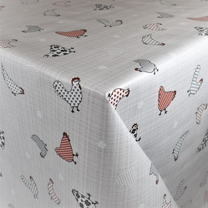 Könnte beinhalten: Eine weiße Tischdecke mit einem sich wiederholenden Muster aus roten, grauen und schwarzen Hühnern. Die Tischdecke hat eine dezente Leinenstruktur.