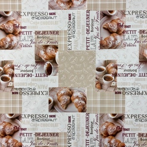 Könnte beinhalten: Ein weißer und brauner gemusterter Hintergrund mit dem Text "EXPRESSO SUCRE CROISSANT PAIN Cafe CHOCOLAT The TOAST BEURRE MATIN PETIT-DEJEUNER LAIT Bonjour Jus de Fruits Délices", der sich wiederholt. Der Hintergrund zeigt auch Bilder von Croissants und Kaffeetassen.
