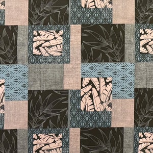 Op de afbeelding: Een patchwork stof met verschillende patronen in tinten blauw, groen en wit. De patronen omvatten geometrische ontwerpen, bladeren en gestileerde bananenbladeren.