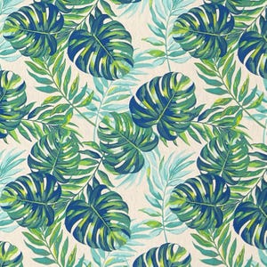 Könnte beinhalten: Ein sich wiederholendes Muster tropischer Blätter in Grün- und Blautönen auf cremefarbenem Hintergrund. Große, geschlitzte Monstera-Pflanzen sind mit kleineren, federartigen Blättern durchsetzt. Das Design hat einen gemalten Aquarelleffekt.