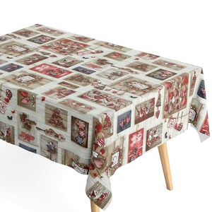 Könnte beinhalten: Eine rechteckige Tischdecke mit weißem Hintergrund und einem sich wiederholenden Muster aus roten und braunen Quadraten mit verschiedenen weihnachtlichen Motiven. Die Tischdecke ist aus gewebtem Stoff und hat eine leicht strukturierte Oberfläche.