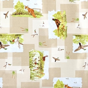 Op de afbeelding: Een beige stof met een herhalend patroon van verschillende vogels en dieren. Het patroon omvat een vos, een fazant, eenden en een hert. De stof heeft een lichtbruine achtergrond met een subtiel geruit patroon.