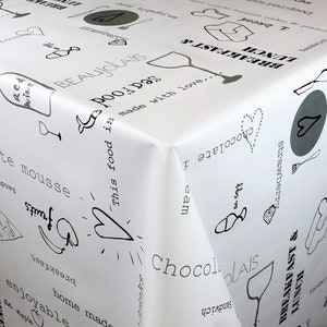 Könnte beinhalten: Weißer Tischdeckenstoff mit schwarzem und grauem Text und Illustrationen. Der Text enthält "Frühstück & Mittagessen", "Dieses Essen ist mit Liebe gemacht", "Beaujolais", "Schokolade", "Erdbeere" und "Rotwein".