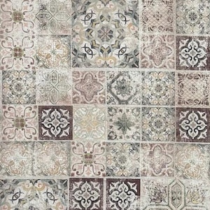 Puede incluir: Un patrón de azulejos de estilo vintage con una variedad de diseños geométricos en tonos marrones, beige y crema. Los azulejos están dispuestos en un patrón de cuadrícula, creando un diseño repetitivo.