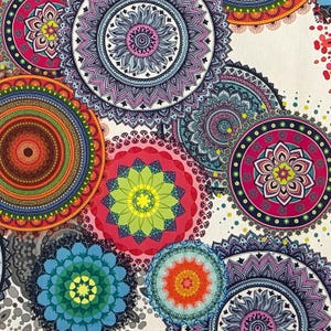 Könnte beinhalten: Ein farbenfroher Stoff mit einem sich wiederholenden Muster aus Mandalas. Die Mandalas sind in den Farben Rosa, Blau, Grün, Rot und Gelb gehalten. Der Hintergrund ist cremefarben.