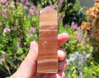 Pasiasta pomarańczowa wieża kalcytowa // 3,5" (90 mm) kryształowy punkt mineralny miodowy / Pakistan / Obelisk czakry splotu słonecznego