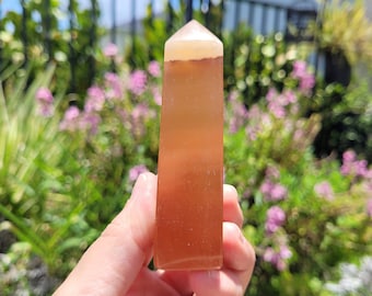 Pasiasta pomarańczowa wieża kalcytowa // 3,5" (90 mm) kryształowy punkt mineralny miodowy / Pakistan / Obelisk czakry splotu słonecznego