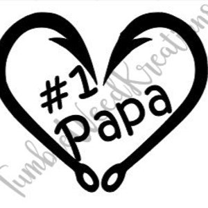 Könnte beinhalten: Schwarz-weiße Grafik mit einem Herz, das aus zwei Angelhaken gebildet wird. Im Inneren des Herzens steht der Text "#1 Papa". Die Worte "Tumbled Kreations" sind kursiv entlang der linken Seite des Herzens geschrieben.