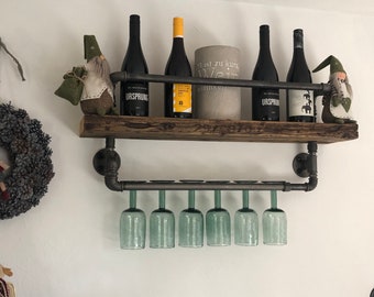 Weinregal für Gläser und Flaschen aus Altholz und Eisenrohren