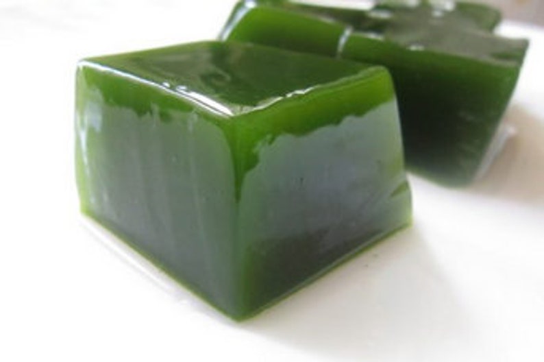Green jelly. Травяное желе. Зеленое желе. Китайское травяное желе. Зеленое желе квадратное.