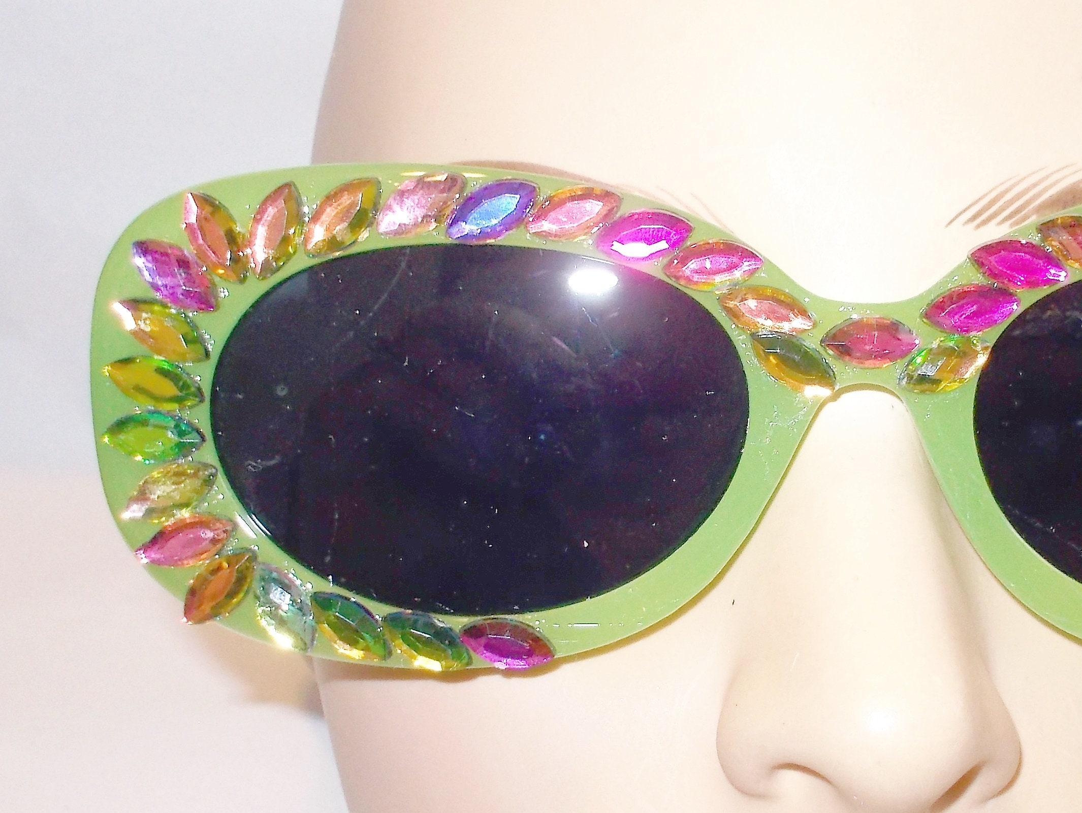 Green Oval Sunglasses: Rainbow Rhinestone Embellished Frames  display picture 3