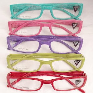 Puede incluir: Una variedad de gafas de lectura coloridas en verde azulado, rosa, morado, verde y rojo. Cada par tiene una montura rectangular y lentes transparentes. Las monturas tienen el texto "Spring Temples" o "Spring Hinge". Cada par tiene una graduación de +2.00.