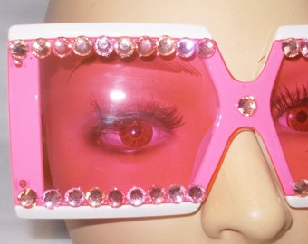 REA Stora fyrkantiga solglasögon: Rosa strassbåge